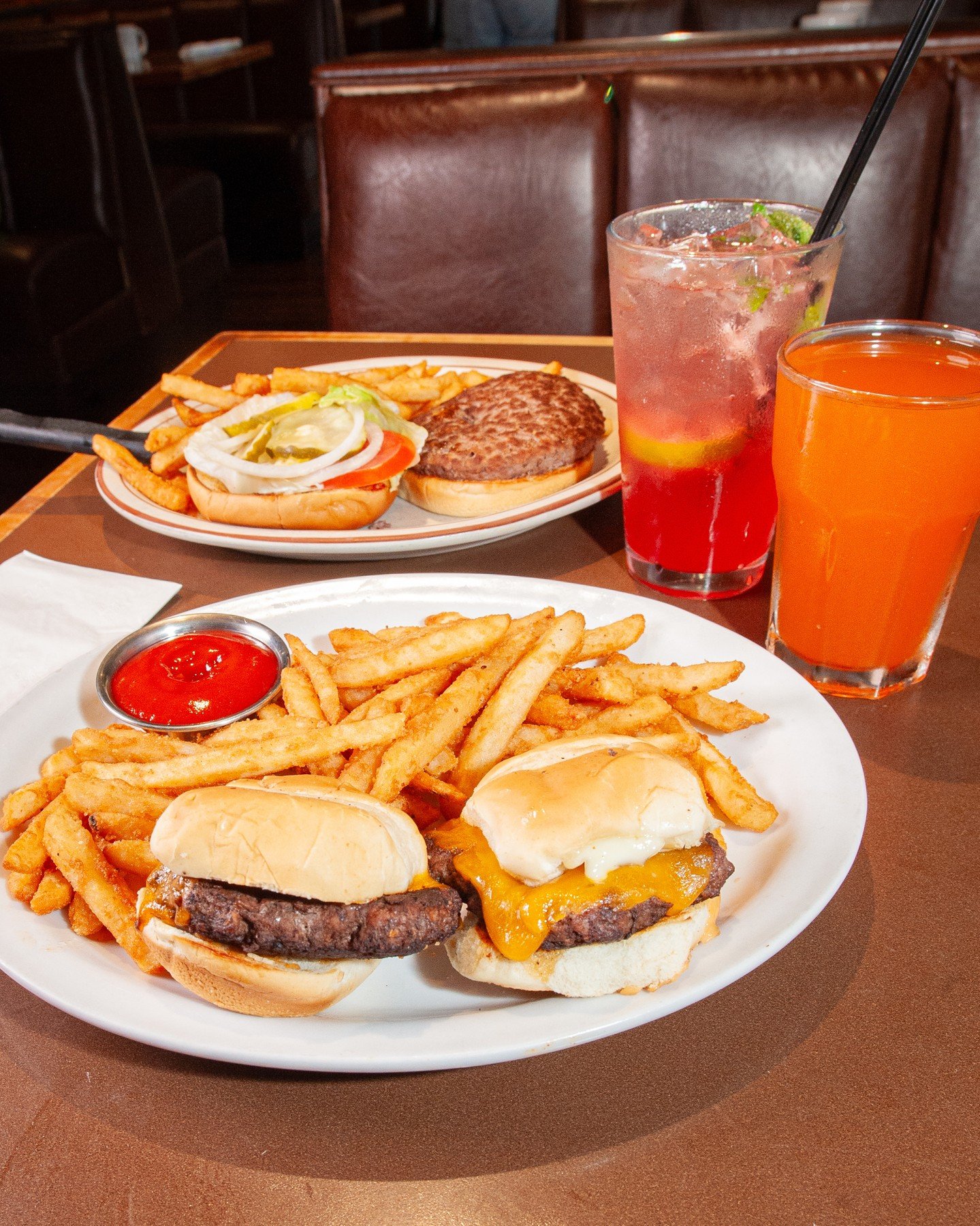 Burs burgers with fries