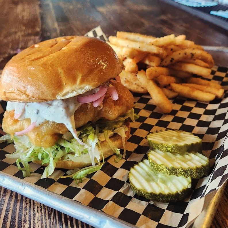 Crispy sandwich with tartar and fries